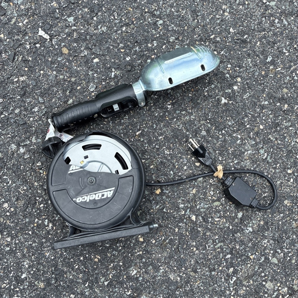 VINTAGE AC DELCO CORD REEL SHOP LIGHT - UNTESTED ! AS IS !